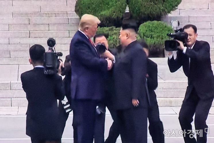 [포토]악수하는 김정은 위원장-트럼프 대통령