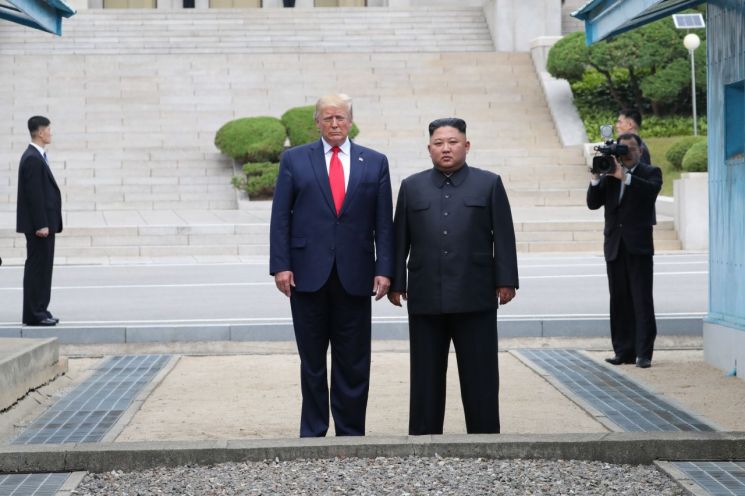 도널드 트럼프 미국 대통령과 북한 김정은 국무위원장이 30일 오후 판문점 군사분계선 북측 지역에서 만나 인사한 뒤 남측 지역으로 이동하기 전 기념촬영을 하고 있다. <사진=연합뉴스>