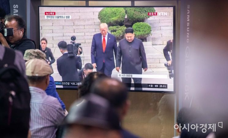 [포토]판문점 회동 나선 김정은 위원장-트럼프 대통령