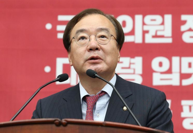 ‘미·북 정상 간의 DMZ 만남은 이뤄지지 않을 것’이라 주장한 강효상 자유한국당 의원 / 사진 = 연합뉴스