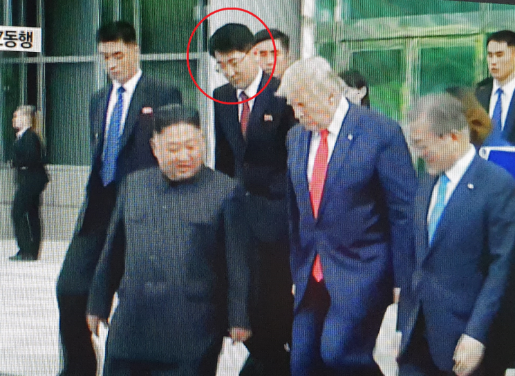 김정은 북한 국무위원장의 새 통역관으로 추정되는 인물(빨간원) <사진=YTN 캡처>