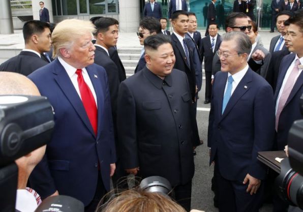 문재인 대통령과 김정은 북한 국무위원장, 도널드 트럼프 미국 대통령이 30일 판문점에서 만남을 갖고 있다. [이미지출처=연합뉴스]
