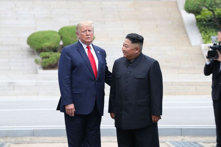 도널드 트럼프 미국 대통령과 북한 김정은 국무위원장이 30일 오후 판문점 군사분계선에서 만나 대화하고 있다.