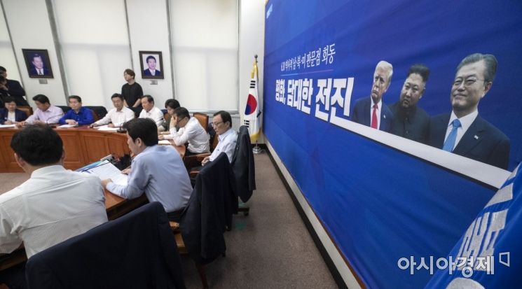[포토] 대표실 현수막 글귀 교체한 민주당
