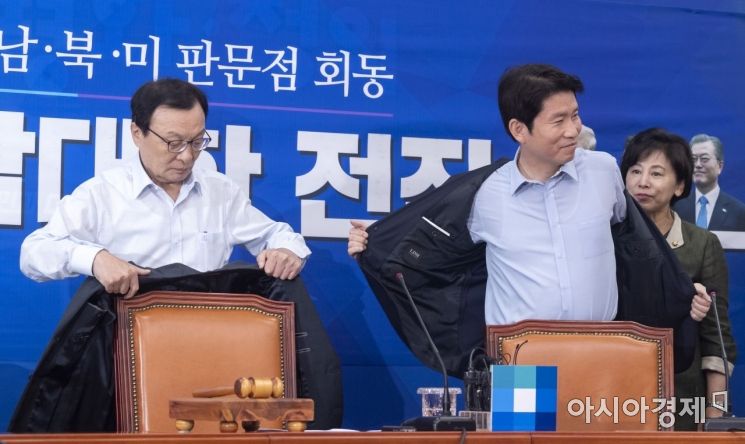 [포토] 자켓 벗는 이혜찬·이인영