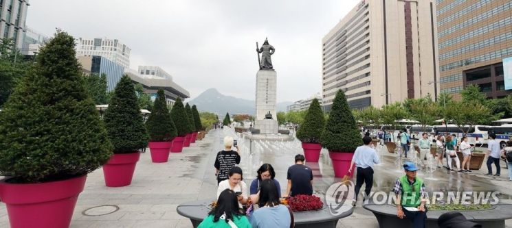 30일 서울 광화문 광장 우리공화당(구 대한애국당) 관계자들이 천막 시위를 벌이던 장소에 서울시에서 설치한 대형 화분이 놓여 있다. [이미지출처=연합뉴스]