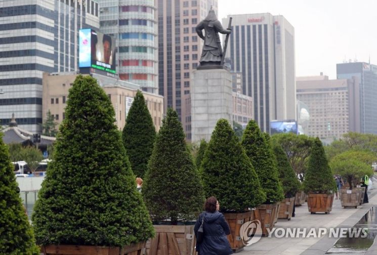 30일 서울 광화문 광장 우리공화당(구 대한애국당) 관계자들이 천막 시위를 벌이던 장소에 서울시에서 설치한 대형 화분이 놓여 있다. [이미지출처=연합뉴스]