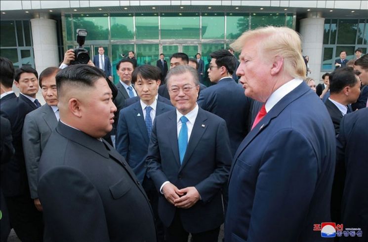지난해 6월 판문점 남측 자유의집 앞에서 대화하고 있는 문재인 대통령과 김정은 국무위원장, 도널드 트럼프 미국 대통령