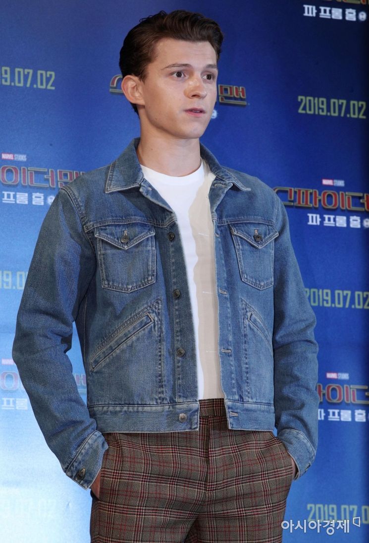 헐리우드 영화 '스파이더맨 : 파 프롬 홈'의 주연 배우 톰 홀랜드가 1일 서울 종로구 포시즌스호텔에서 열린 내한 기자간담회에서 취재진을 향해 포즈를 취하고 있다.
'스파이더맨: 파 프롬 홈'은 엔드게임 이후 변화된 일상에서 벗어나 학교 친구들과 유럽 여행을 떠난 스파이더맨 피터 파커(톰 홀랜드 분)가 정체불명의 조력자 미스테리오(제이크 질렌할 분)와 세상을 위협하는 새로운 빌런들을 만나면서 벌어지는 이야기를 그린 마블 액션 블록버스터다./김현민 기자 kimhyun81@