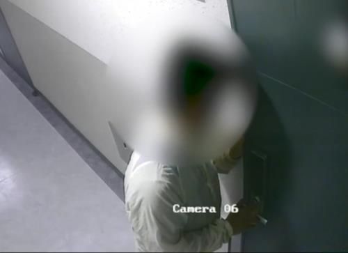 광주서 혼자 사는 여성의 집에 침입하려 한 30대 남성[광주 서부경찰서 제공 CCTV영상 캡처/사진=연합뉴스