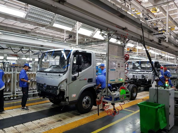 중국 산동성 주룽시의 포톤자동차 공장 노동자들이 트럭에 타이어 등 부품을 끼우고 있는 모습. 로스웰은 하반기부터 이 회사에 차량인터넷(IoV) 부품인 '티박스'를 탑재해 매출을 늘릴 계획이다.(사진=문채석 기자)