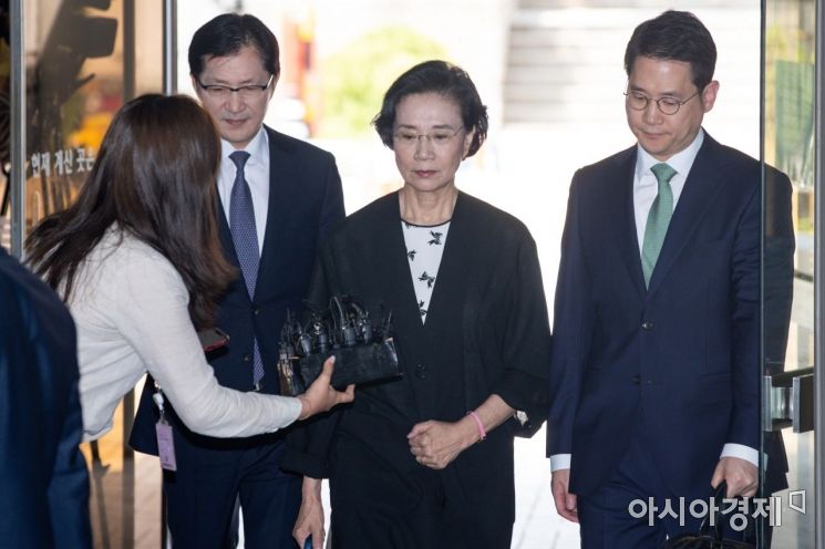 '가사도우미 불법 고용' 이명희·조현아 모녀, 1심서 집행유예…"벌금으로는 부족"