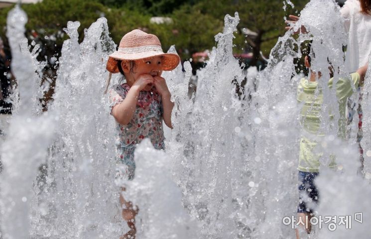 서울 광화문광장 분수대에서 아이들이 물놀이를 즐기며 더위를 식히고 있다./김현민 기자 kimhyun81@