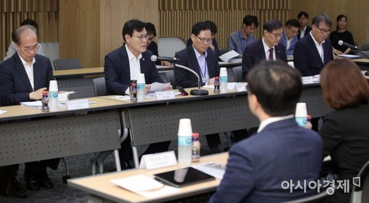 [포토] 건강증진형 보험상품 활성화 간담회 나선 최종구