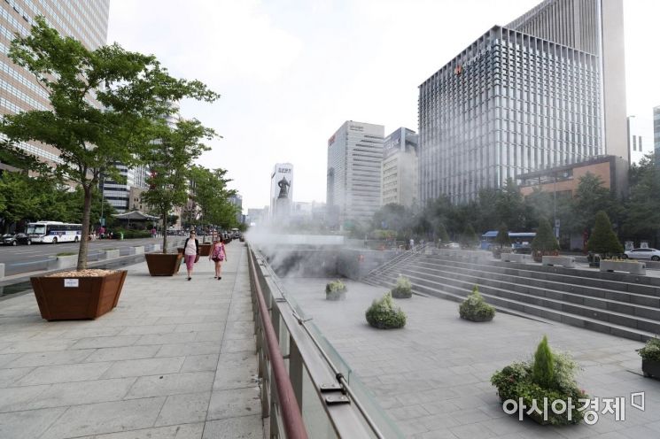 [포토]'광장에서 더위 식혀요'