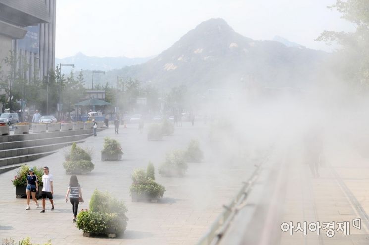 [포토]'광화문광장에서 더위 식혀요'