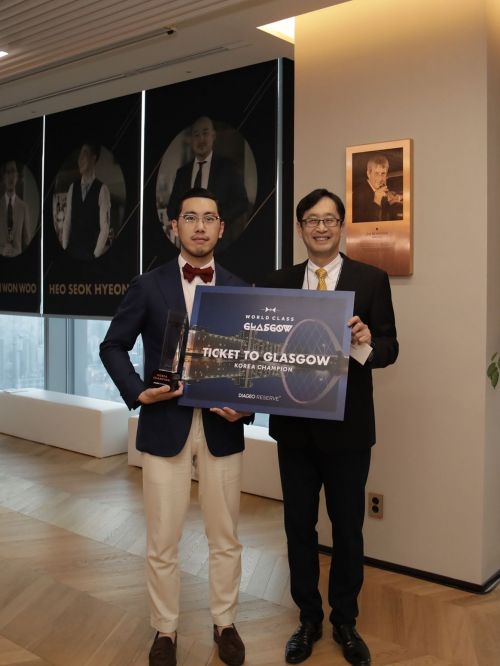 지난 2일 서울 여의도 디아지오코리아 본사 디아지오 스카이 바에서 열린 ‘월드클래스 2019 코리아 결승’에서 우승을 차지한 최원우 바텐더(왼쪽)가 기념촬영을 하고 있다.