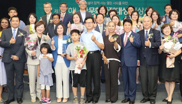 하나금융나눔재단은 2일 하나금융그룹 명동사옥 대강당에서 '제11회 하나다문화가정대상' 시상식을 개최했다. 함영주 하나금융나눔재단 이사장(사진 앞줄 오른쪽에서 세번째), 진선미 여성가족부장관(사진 앞줄 왼쪽에서 두번째), 김인순 해밀학교 이사장(사진 앞줄 오른쪽에서 네번째)이 참가자들과 함께 기념촬영을 하고 있다.