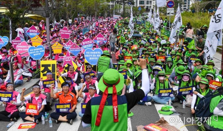 급식 노동자들을 포함한 학교 비정규직 노동자들이 파업에 돌입한 3일 서울 종로구 서울시교육청 앞에서 학교비정규직연대회의 소속 관계자들이 총파업 선포 집회를 하고 있다./강진형 기자aymsdream@