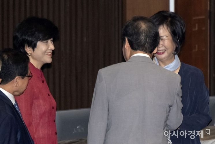 [포토] 이야기 나누는 손혜원 의원·이낙연 총리