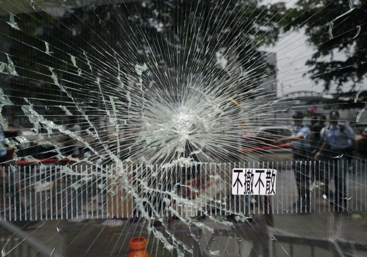 '폭력' 비난 직면한 홍콩 시위대…입법회는 올스톱