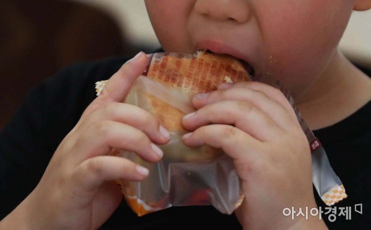 [포토]점심시간 빵 먹는 초등학생