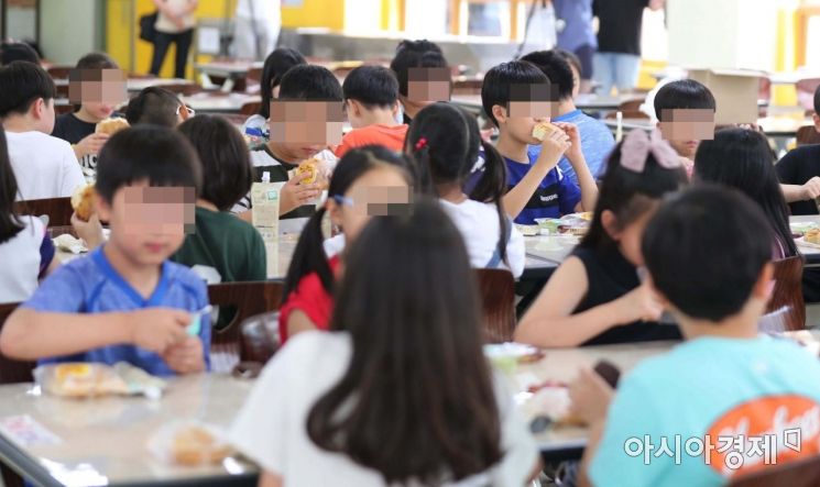 [포토]급식 대신 빵 먹는 초등학생들