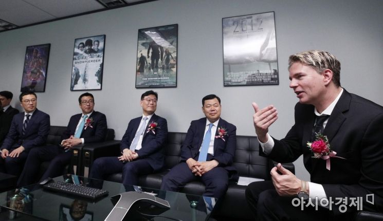 [포토] 참석자들과 환담하는 스테판 트로얀스키 대표