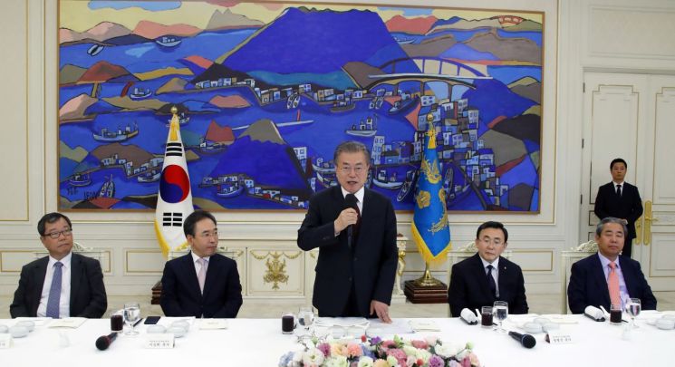 문재인 대통령이 3일 낮 청와대에서 열린 한국교회 주요 교단장 초청 오찬 간담회에서 발언하고 있다. 왼쪽부터 대한예수교장로회 고신 김성복 목사, 대한예수교장로회 합동 이승희 목사, 문 대통령, 대한예수교장로회 통합 림형석 목사, 기독교한국침례회 박종철 목사.
사진=연합뉴스