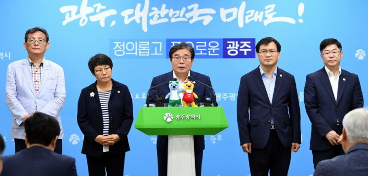 이병훈 광주광역시 문화경제부시장이 3일 오전 시청 5층 브리핑실에서 ‘민선7기 1년 문화·경제분야 시정 보고’ 기자회견을 열고 광주시의 문화·경제분야 주요 성과와 향후 과제를 제시하고 있다. 사진=광주광역시 제공