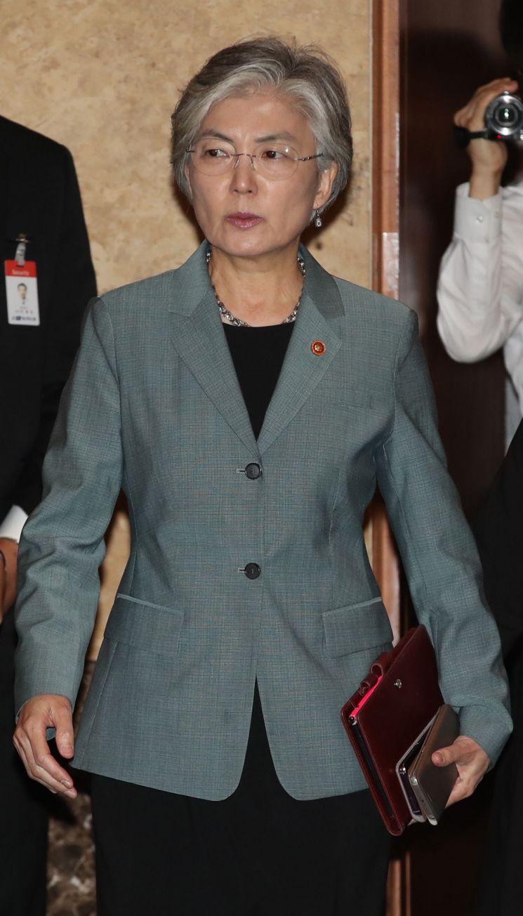경화 외교부 장관이 2일 서울 중구 롯데호텔에서 열린 '제1차 여성과 함께하는 평화 국제회의'에 참석하고 있다. <사진=연합뉴스>