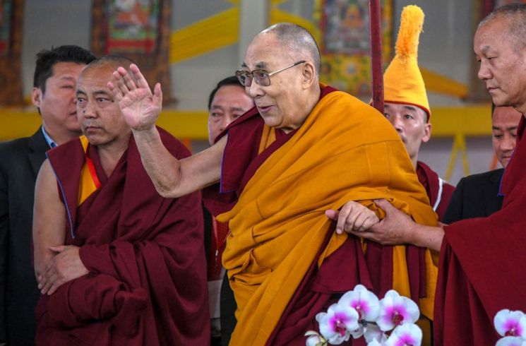 달라이 라마 "女후계자는 매력적이어야" 발언 공식사과