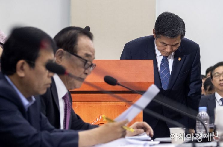 [포토] 고개 숙인 정경두 국방부 장관