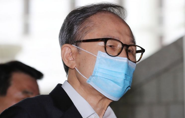 '폐렴 치료' MB, 마스크 쓰고 재판 출석…삼성 임원, 추가 뇌물 관련 증언