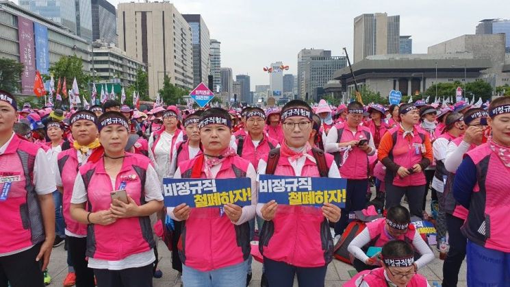 전국민주노동조합총연맹(민주노총)이 3일 서울 종로구 광화문 광장에서 급식조리원·돌봄전담사 등 학교 비정규직을 포함한 조합원 5만명 이상이 참여한 대규모 집회를 열었다. 사진=이정윤 기자