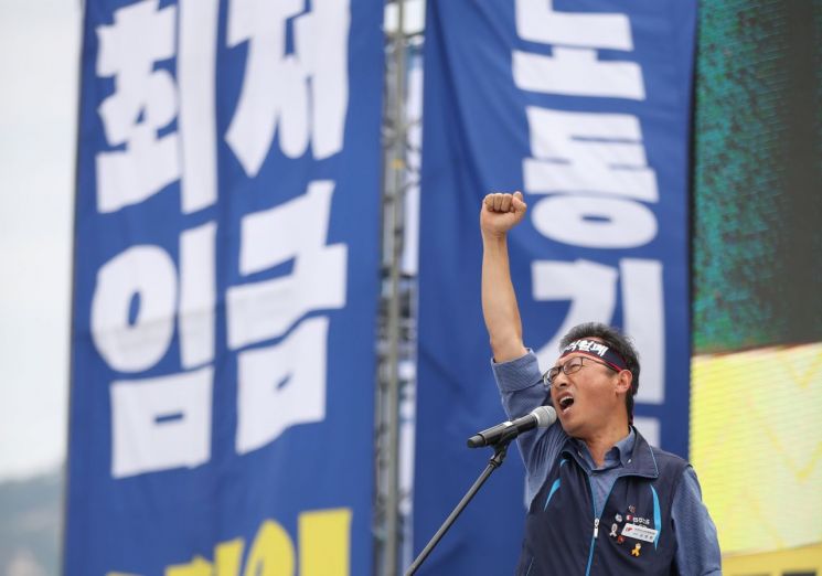 김명환 민주노총 위원장이 3일 오후 서울 광화문광장에서 열린 '공공부문 비정규노동자 총파업 비정규직 철폐 전국노동자대회'에서 대회사를 하며 구호를 외치고 있다. [이미지출처=연합뉴스]