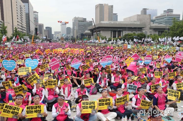 [포토]구호 외치는 비정규직 노동자들
