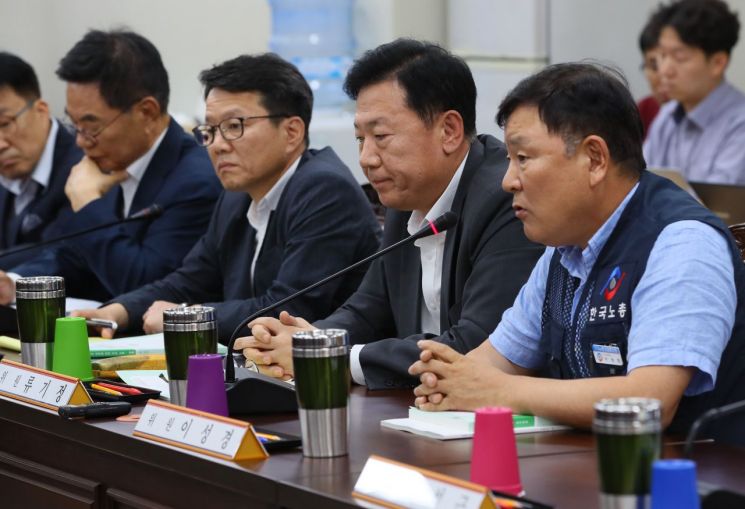 최저임금委, 밤샘 회의서 격론…"인건비가 발목"vs"대기업이 문제"