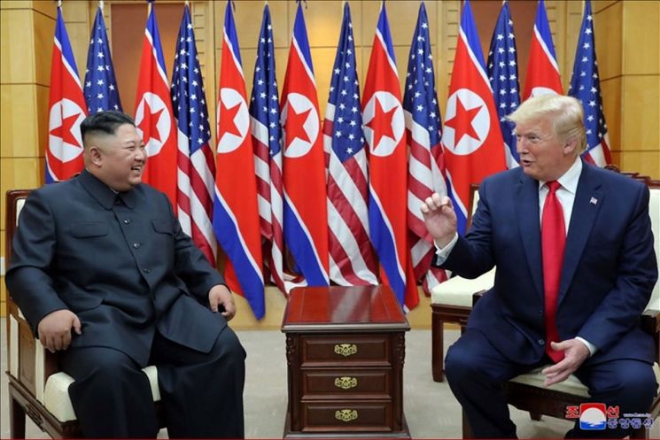 김정은 북한 국무위원장과 도널드 트럼프 미국 대통령이 6월 30일 판문점 남측 자유의집에서 밝은 표정으로 대화하고 있다(사진=연합뉴스).