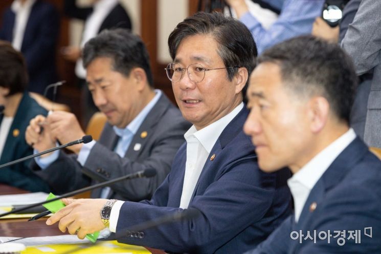 [포토] 국정현안점검조정회의 참석한 성윤모 장관
