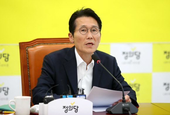 "좌파독재 홍위병 조심해라" 윤소하 정의당 의원실에 흉기·죽은 새 담긴 택배 배달
