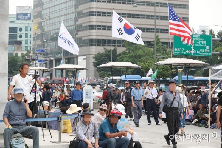 지난 27일 서울 광화문광장에 설치된 우리공화당 천막 주변에 당원과 지지자들이 모여 있다. 문호남 기자 munonam@