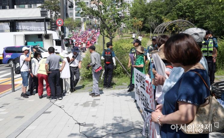 [포토] 맞불 시위하는 전국학부모단체연합