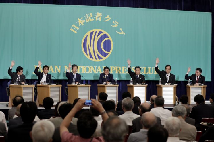 일본 참의원 선거 고시를 하루 앞둔 지난3일 도쿄에서 아베 신조 총리를 비롯한 여야 각 당 대표들이 토론회에 참석하고 있다. [이미지출처=EPA연합뉴스]