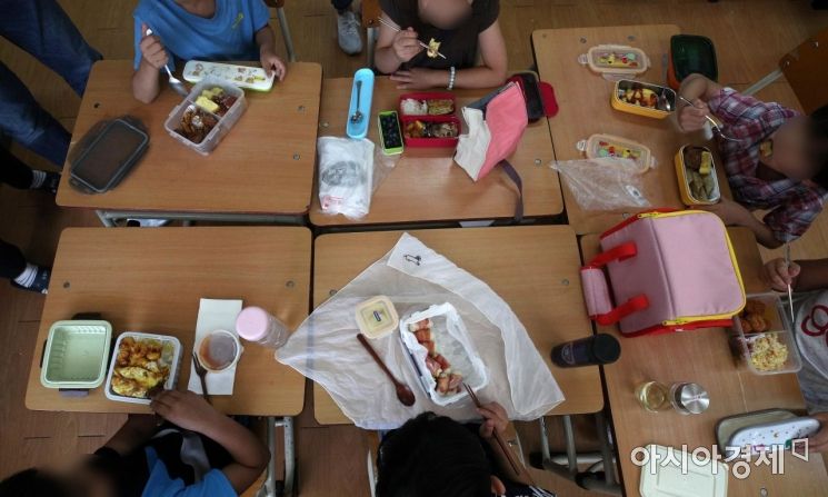 [포토] 도시락 먹는 초등학생들