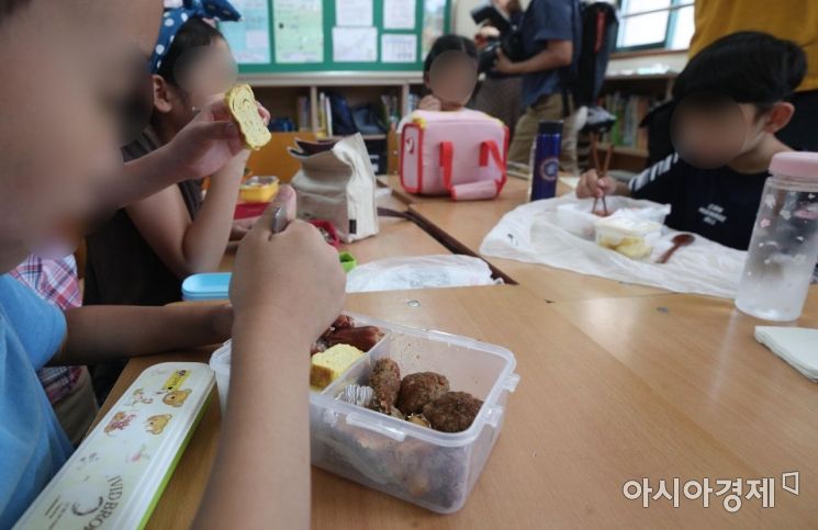 급식 종사원 등 전국 학교 비정규직 노동자들의 파업 이틀째인 4일 서울의 한 초등학교에서 아이들이 도시락을 먹고 있다./김현민 기자 kimhyun81@