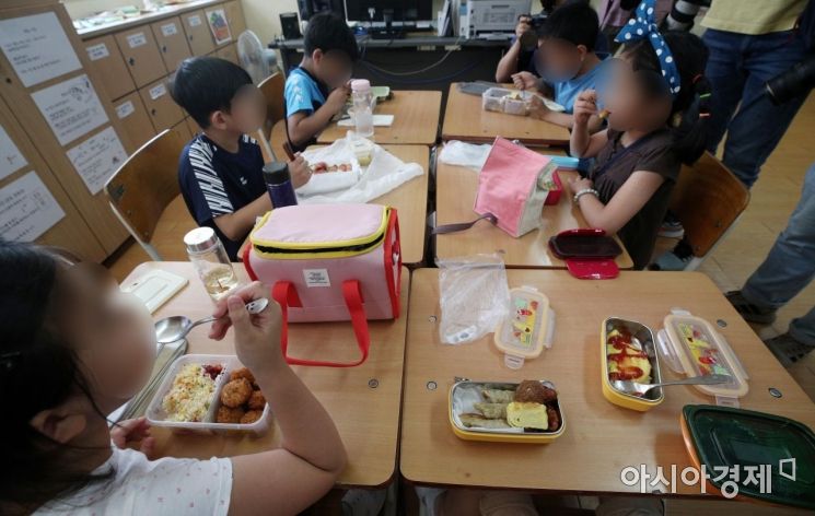 [포토] 도시락 점심 먹는 아이들
