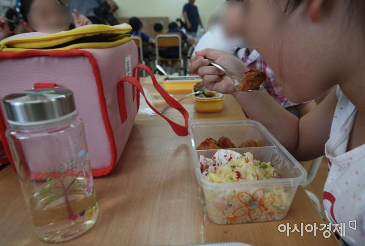 [포토] 도시락 점심 먹는 아이들