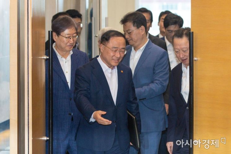 [포토]회의실 들어서는 홍남기 부총리-박용만 회장-윤부근 부회장 