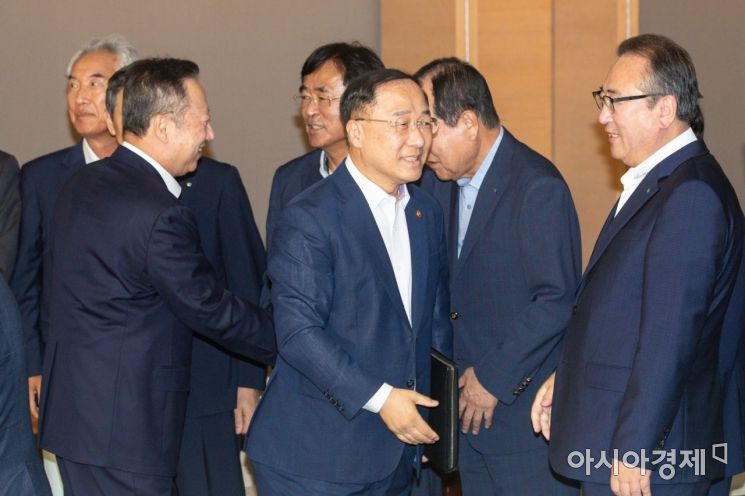 [포토]지역상의 회장들과 인사하는 홍남기 경제부총리